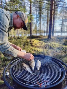 Harri Niskanen grillaamassa nuotiolla