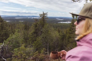 Liisa Nurmi kahvitauolla Pyhävaaran maisemissa