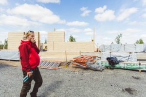 Jenni Kujala ja taustalla rakentuva uusi porokeskus