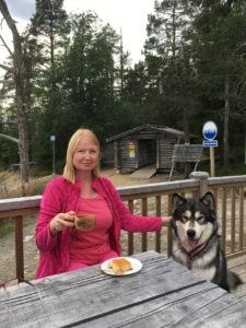 Helena ja Nome-koira eräkahvila Tykyn terassilla istumassa