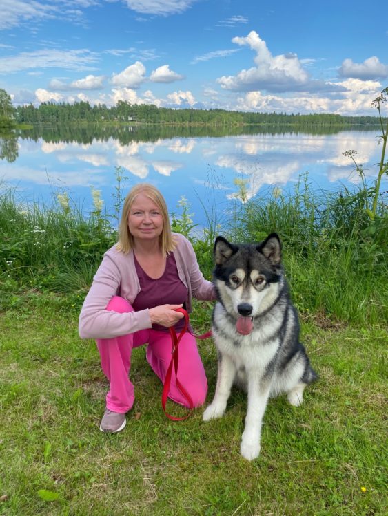 Helena Valkee ja Nome -koira järvimaisemissa