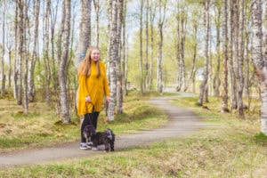 Nella Salminen ja havannankoira Pena kirkkosaaren kävelypolulla