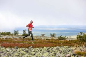Niina juoksemassa Pyhävaaran maisemissa