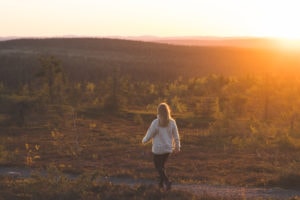 Nainen kävelee Riisitunturin polulla