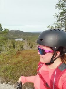 Nainen pyörän kanssa Rukalla