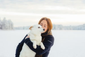 Lotta Lara-koira sylissään