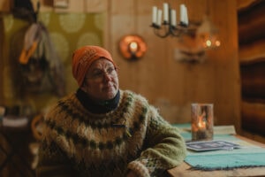 Irma IInatti istumassa kahvilassa