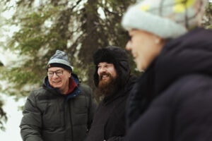 Iloisia henkilöitä ulkona
