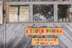 Korouoman eräkahvilan kyltti 