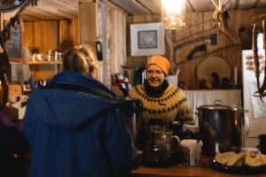 Irma Iinatti kahvilan tiskin takana