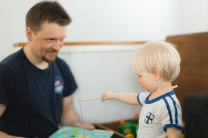 Lapsi leikkii isänsä kanssa 
