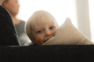 2-vuotias poika hymyilee 