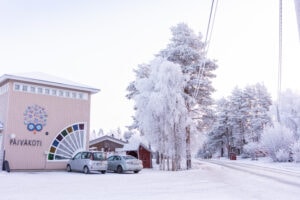 Posion kunnan päiväkoti kuvattuna edestä talvisessa maisemassa