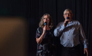 Kaksi henkilöä laulamassa karaokea