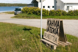 tienvarsikyltti, jossa lukee "Kahvia, jätskiä ja kalakeittoa"