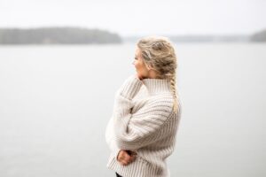 Kukka Laakso usvaisen järven rannalla