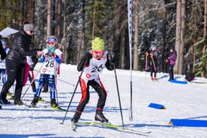 Lapsi hiihtämässä