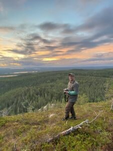 Mikko Oivukka valokuvaamassa luonnossa