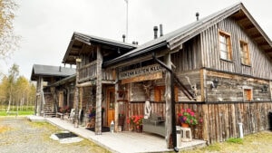 Isokenkäisten Klubin päärakennus