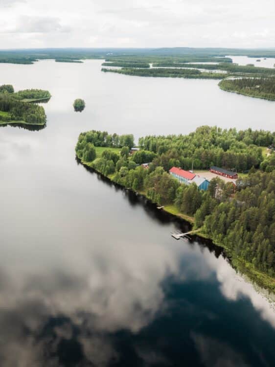 Ilmakuva hotelli Lapin Sadusta kesällä