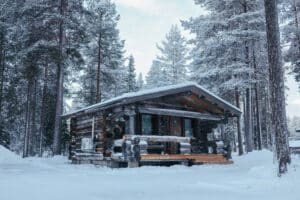 Mökki talvisissa maisemissa