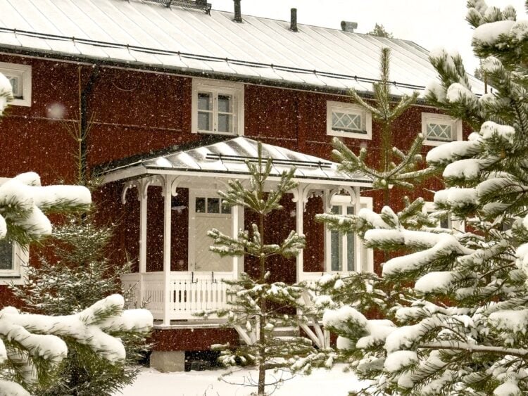 Kirkkoväärtilä lumisateessa.
