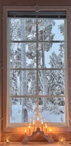 Talvinen maisema ikkunasta