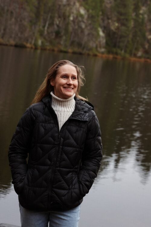 Charlotta järven edessä.